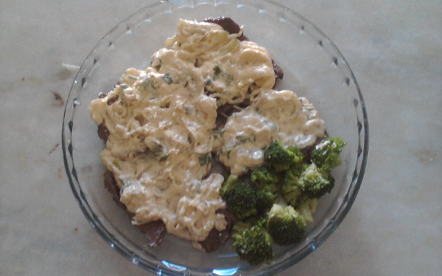 Bife ao molho de maionese e requeijão