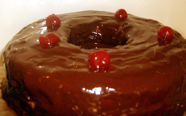 Bolo com cobertura de mousse de chocolate