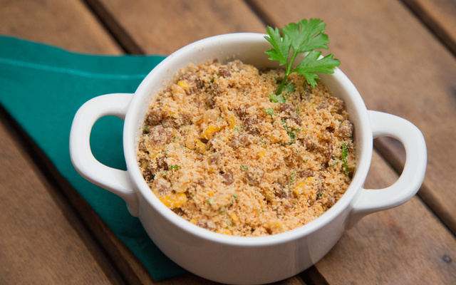 Farofa de torresmo do churrasco de fim de ano