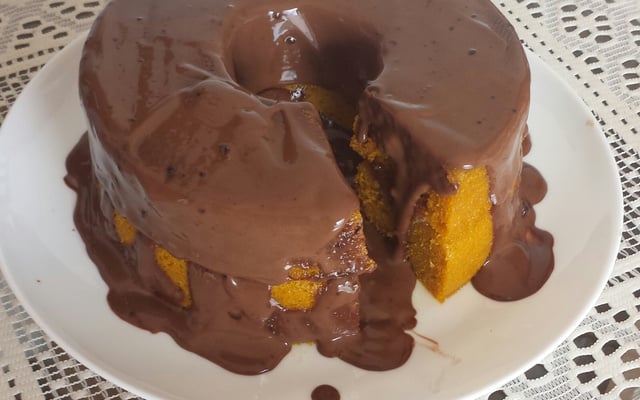 Bolo de cenoura com calda de chocolate de microondas