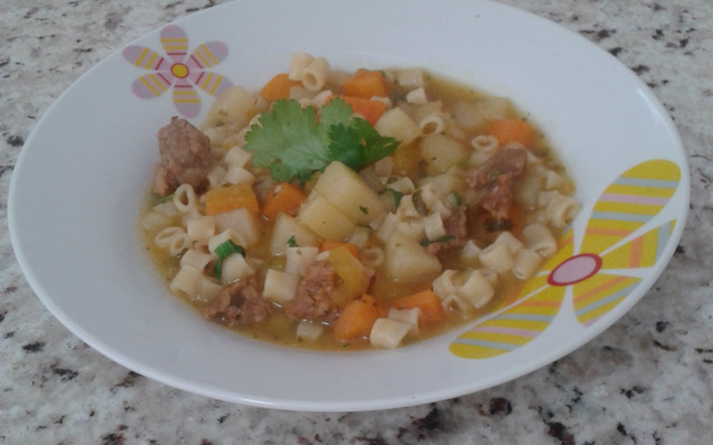 Sopa de macarrão, legumes e carne