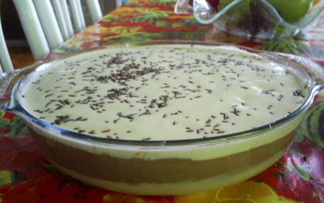 Pavê de chocolate com biscoito champagne