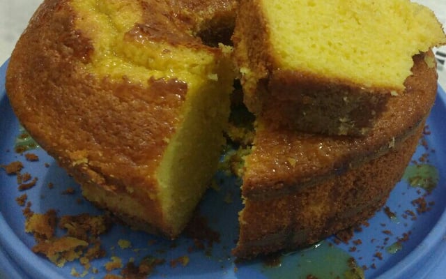 Bolo de laranja com calda de laranja