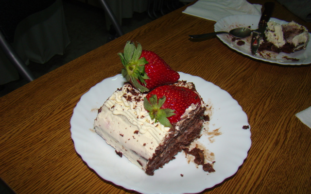 Bolo de chocolate com recheio de flocos e creme com morangos