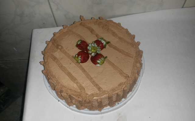 Bolo de chocolate com recheio de morango
