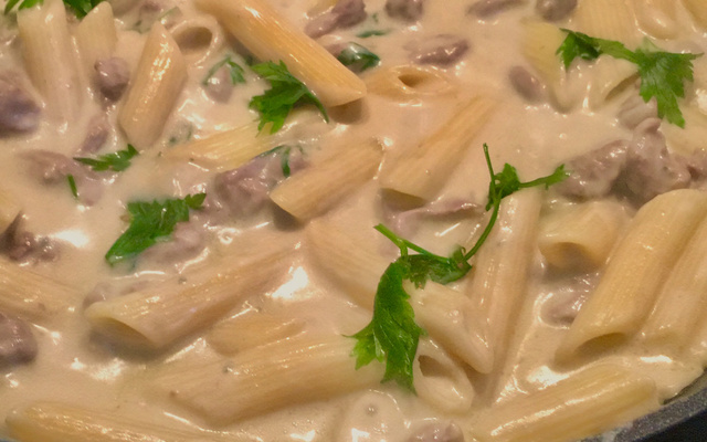 Penne com iscas de mignon ao molho gorgonzola 