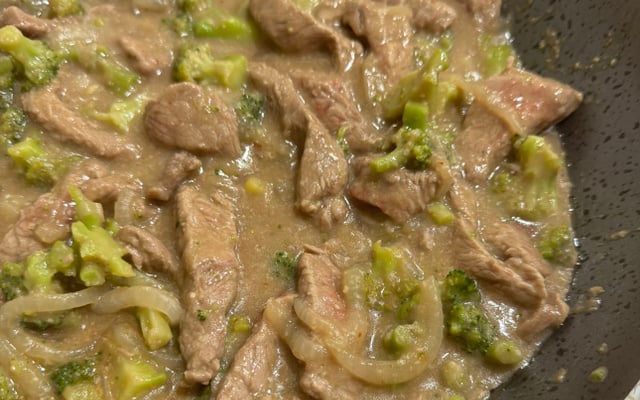 Carne oriental com brócolis