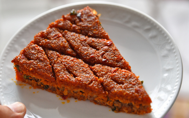 Quibe de forno recheado com mussarela e presunto