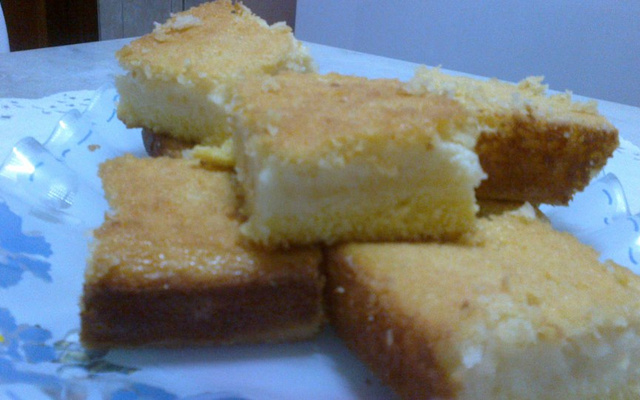 Broa cremosa de fubá com queijo e coco