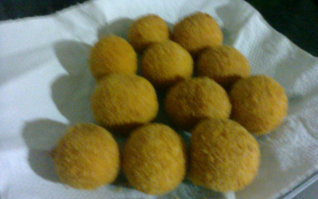 Bolinho de milho recheado com queijo parmesão
