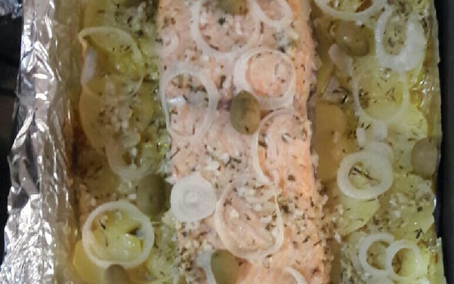 Salmão assado com batata