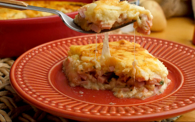 Suflê de batata com presunto e queijo