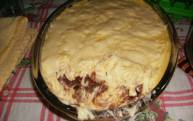 Escondidinho de mandioca com carne seca