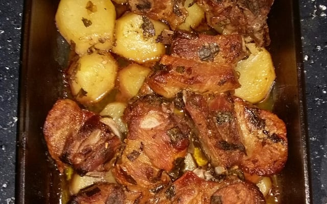 Costelinha com batata no forno