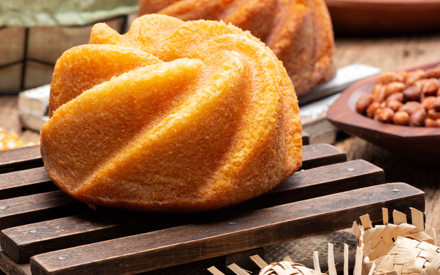 Bolo de fubá com castanha de caju