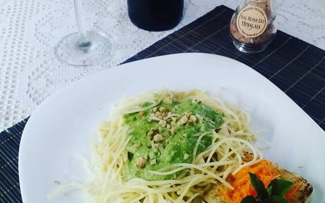 Macarrão ao molho de espinafre