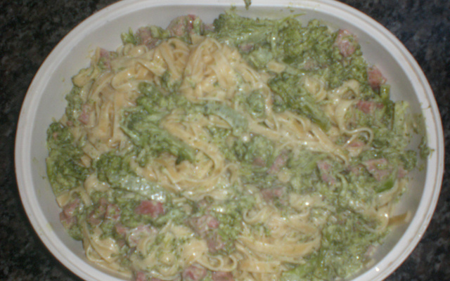 Macarrão com brócolis ao molho branco