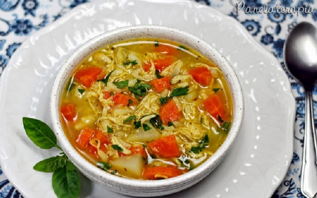 Sopa de frango com macarrão