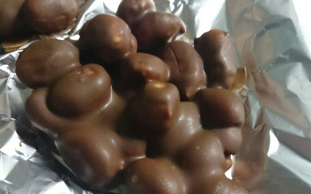 Pé de moleque de chocolate