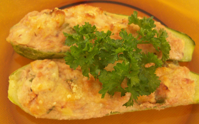 Abobrinha recheada com atum