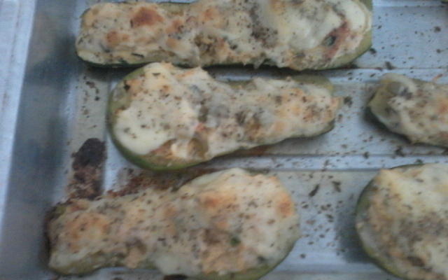 Abobrinha recheada com frango (Zapalito)