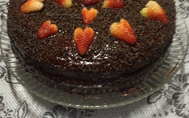Bolo de chocolate com morango e coco - da Bia