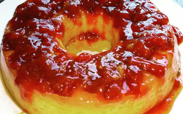 Pudim de leite com goiabada