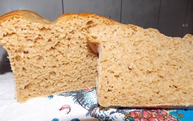 Pão fofinho de farinha integral de liquidificador