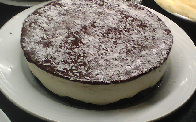 Torta mousse de chocolate com coco