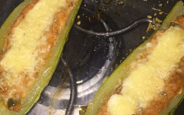 Abobrinha recheada com frango (Zapalito)