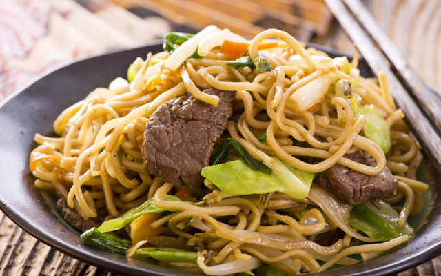 Yakissoba de carne com legumes do ED