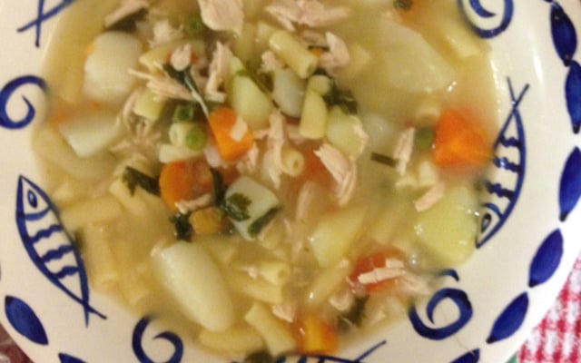 Sopa de frango desfiado com legumes