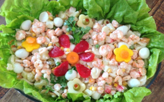 Salada de camarão rosa