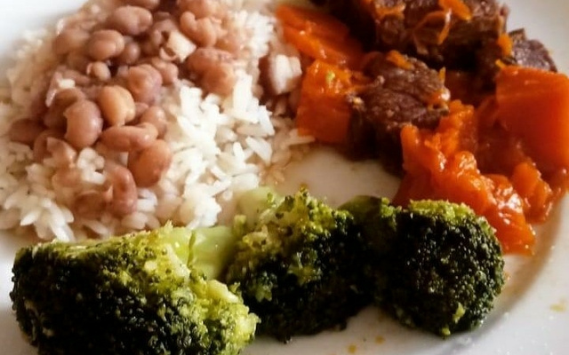 Carne saborosa com abóbora e cenoura