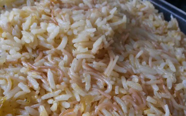 Arroz com aletria ( macarrão cabelo de anjo)