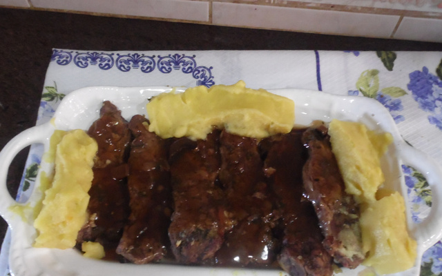 Steak sauce sur du bois