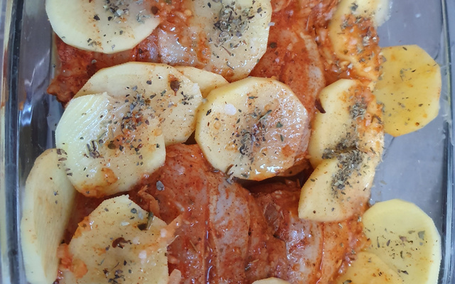 Coxa e Sobrecoxa de Frango ao Forno com Limão e Batata