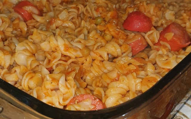 O suculento macarrão com salsicha