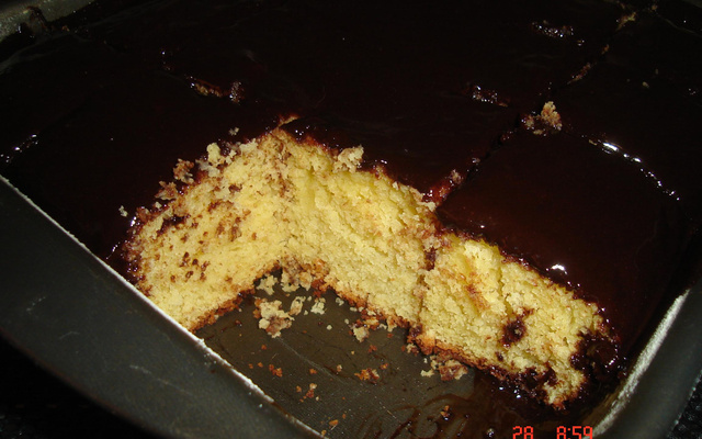 Bolo de maracujá com calda de chocolate