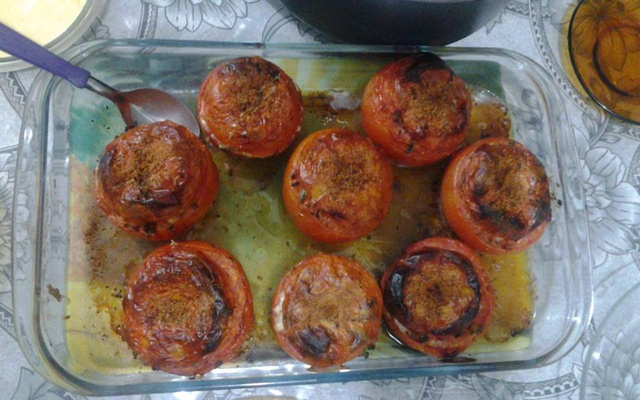 Tomates ao forno recheados