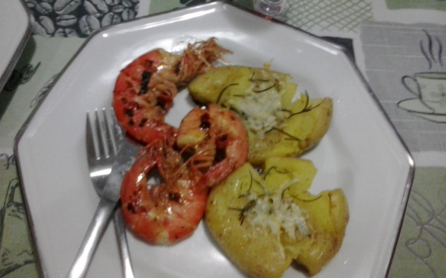 Camarão grande rosa com batatas ao murro