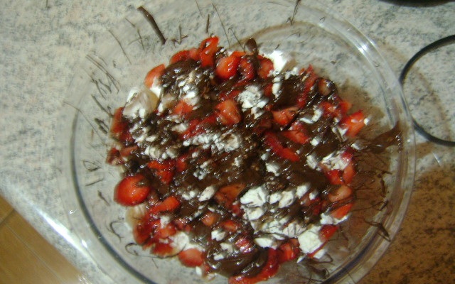 Merengue com morango e chocolate