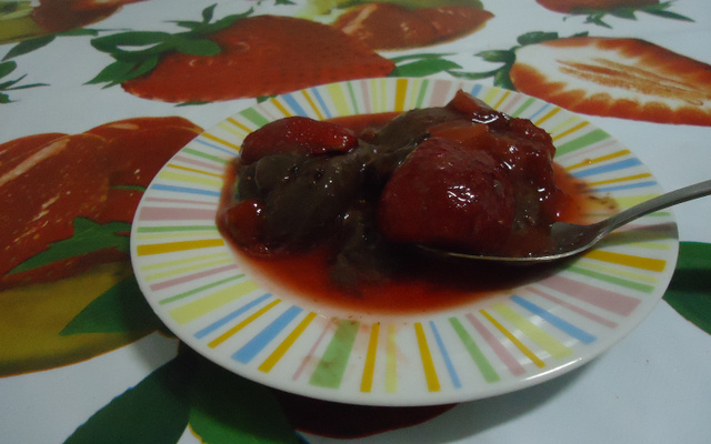 Brigadeirão com doce de morango