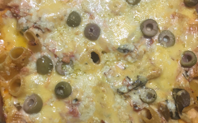 Macarrão de forno com presunto e queijo