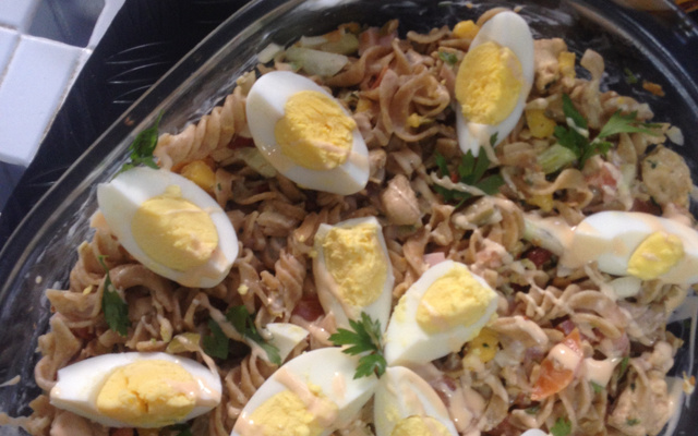 Salada mista light com macarrão integral