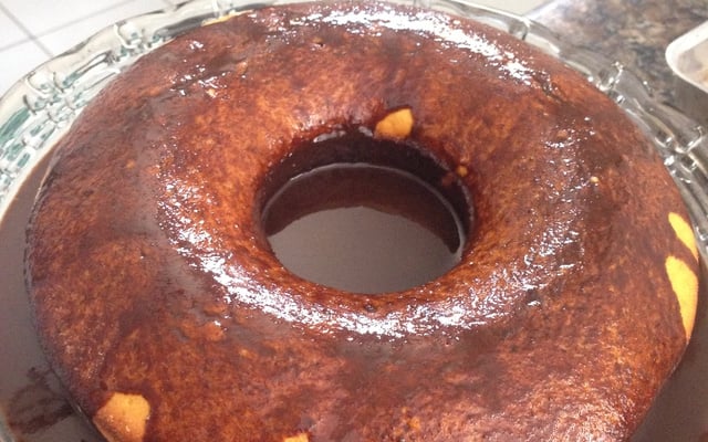 Bolo de cenoura com calda de chocolate que derrete na boca