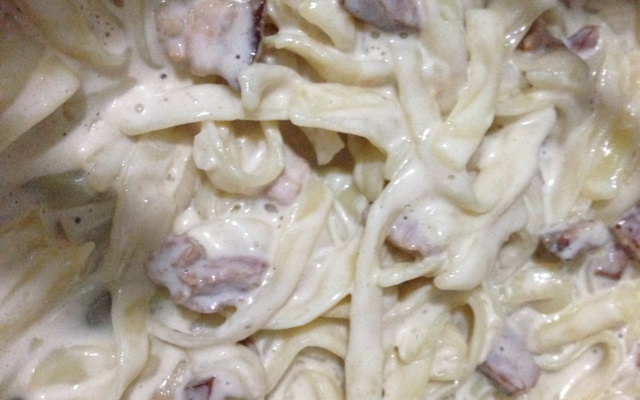 Molho branco de bacon para macarrão