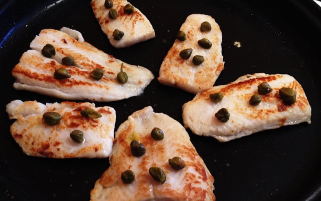 Filé de peixe com alcaparras