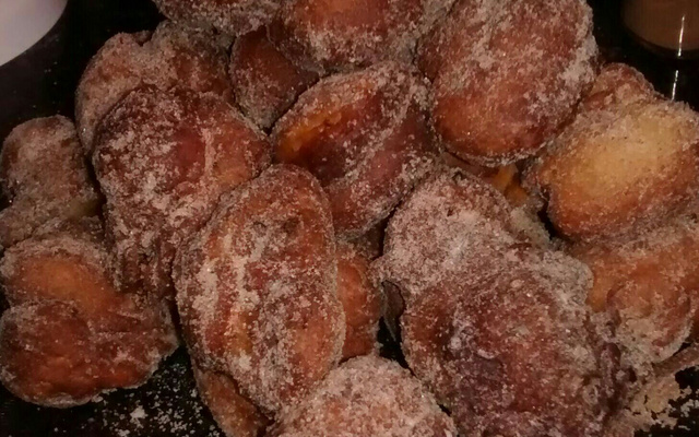 Bolinho de chuva com banana e canela