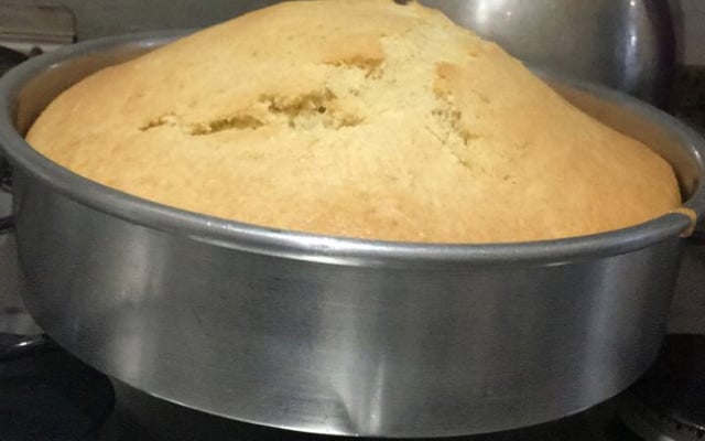 Bolo com recheio de ameixa e pessêgo da mamãe Cida